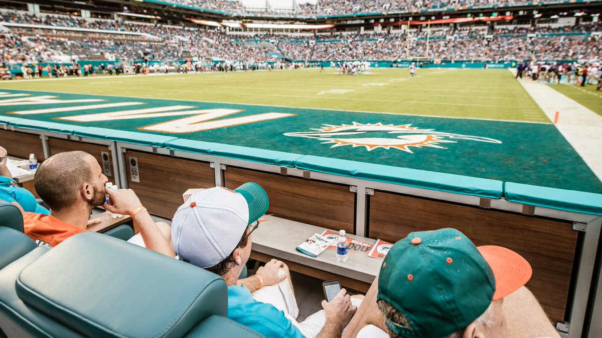 FLASH AUCTION: Needs Christmas Eve plans? Attend the @MiamiDolphins game in style! Heading to New York? Bid on a chance to see batting practice at @Yankees stadium and a meet and greet with @ARizzo44 BID NOW: FlashAuction.givesmart.com