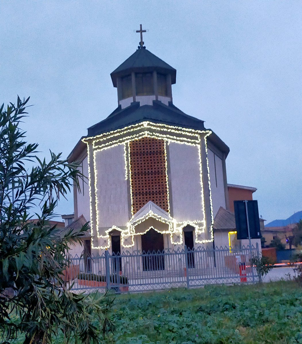 ~ Nella
pochezza
dell'animo
non si vive
a lungo. ~

#LuciDellaCittá

#SalaLettura 🌺

~ La mia Chiesa ~ ⛪

🙏💕✨

🌲