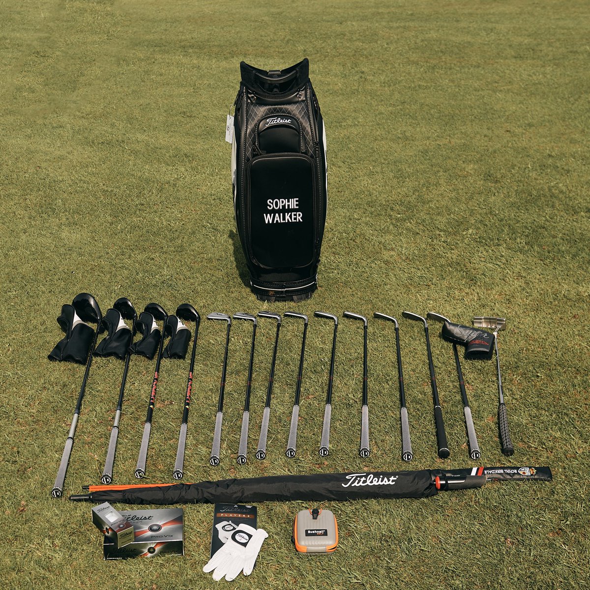 SophWalks's tweet image. 𝗪𝗵𝗮𝘁’𝘀 𝗶𝗻 𝗺𝘆 𝗯𝗮𝗴 👀

* TSR3 Driver 
* TSR2 3wood
* TSR2 3 hybrid 
* TSR2 4 hybrid 
* T200’s 5-PW
* SM9 Vokey wedges (46, 52, 58)
* Scotty Cameron Super Select Squareback 2 putter

#TeamTitleist 🤝 #SWGolf