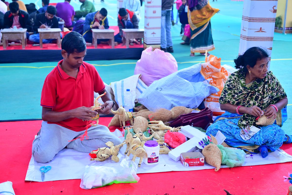 Sidac_Odisha's tweet photo. Artisans at work, crafting wonders!
Specially abled students trained in #coircraft by #SIDAC are showcasing their mesmerizing live display of crafts, capturing the hearts of visitors at the 18th #ToshaliCraftsMela. Join us in celebrating their #exceptional talents! https://t.co/zFzmjPsHsu