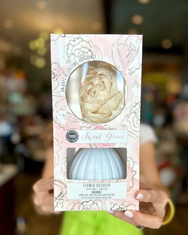 NOTHING smells sweeter than our Sweet Grace products. That's why this flower diffuser is always at the top of our gifting recommendation list! One size fits all, easy wrapping, and it's only $30! 🙌 🎁 Available in-store and online! fleurtygirl.net/fr-flower-diff… #fleurtygirl