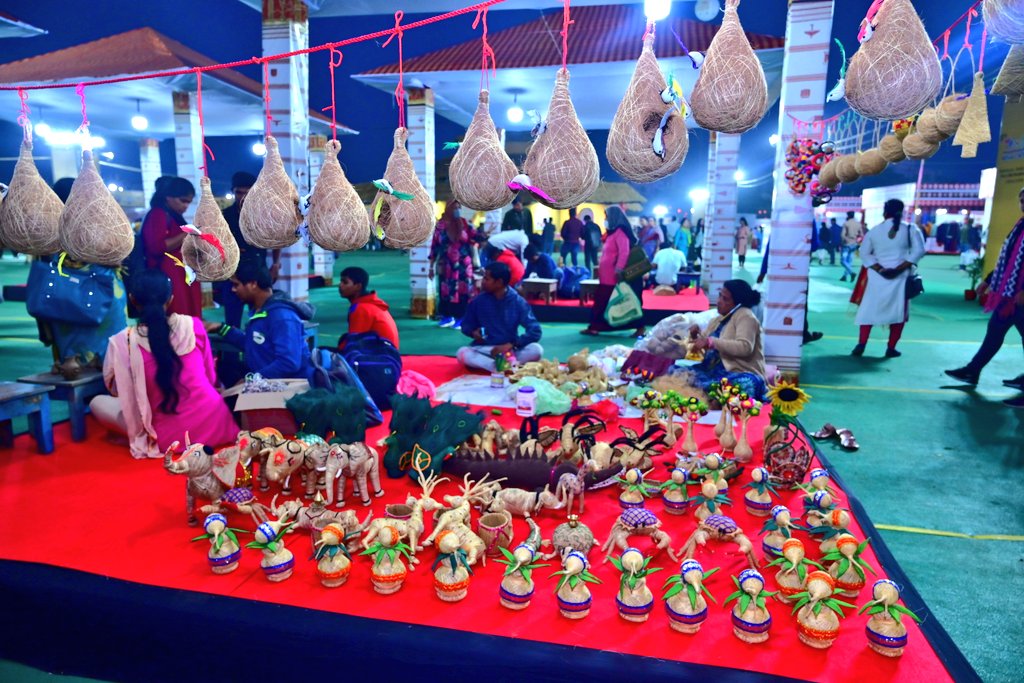 Sidac_Odisha's tweet photo. Artisans at work, crafting wonders!
Specially abled students trained in #coircraft by #SIDAC are showcasing their mesmerizing live display of crafts, capturing the hearts of visitors at the 18th #ToshaliCraftsMela. Join us in celebrating their #exceptional talents! https://t.co/zFzmjPsHsu