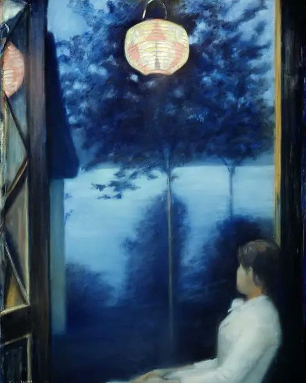 Rüya gibi bir gece manzara ayışığının vurduğu deniz, balkonda bu manzarayı dalgın bir şekilde izleyen beyaz kıyafetli bir kadın (kontrast) ve dikkatimiz kadının da baktığı o manzaraya çekilir. By the Oslofjord (Japanese Lantern) 1886 tarihli ressam Oda Krohg