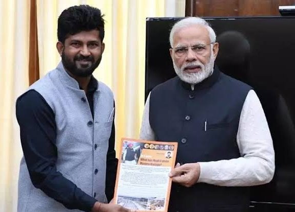 srinivasiyc's tweet photo. 141 विपक्षी सांसद बस यूं ही निलंबित हो गए..

लेकिन ये 2 कोहिनूर आज भी संसद का हिस्सा है क्योंकि उपराष्ट्रपति और स्पीकर 'निष्पक्ष' है 🤫 https://t.co/tcob2g4UKy