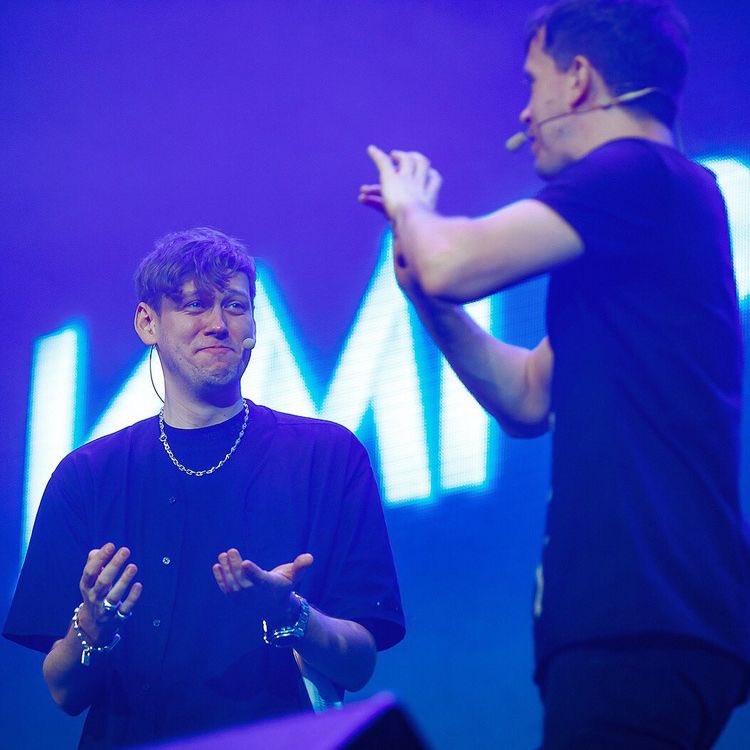 одна из первых сохраненных мною фоток шастунов на этом телефоне и ну как бы все понятно да