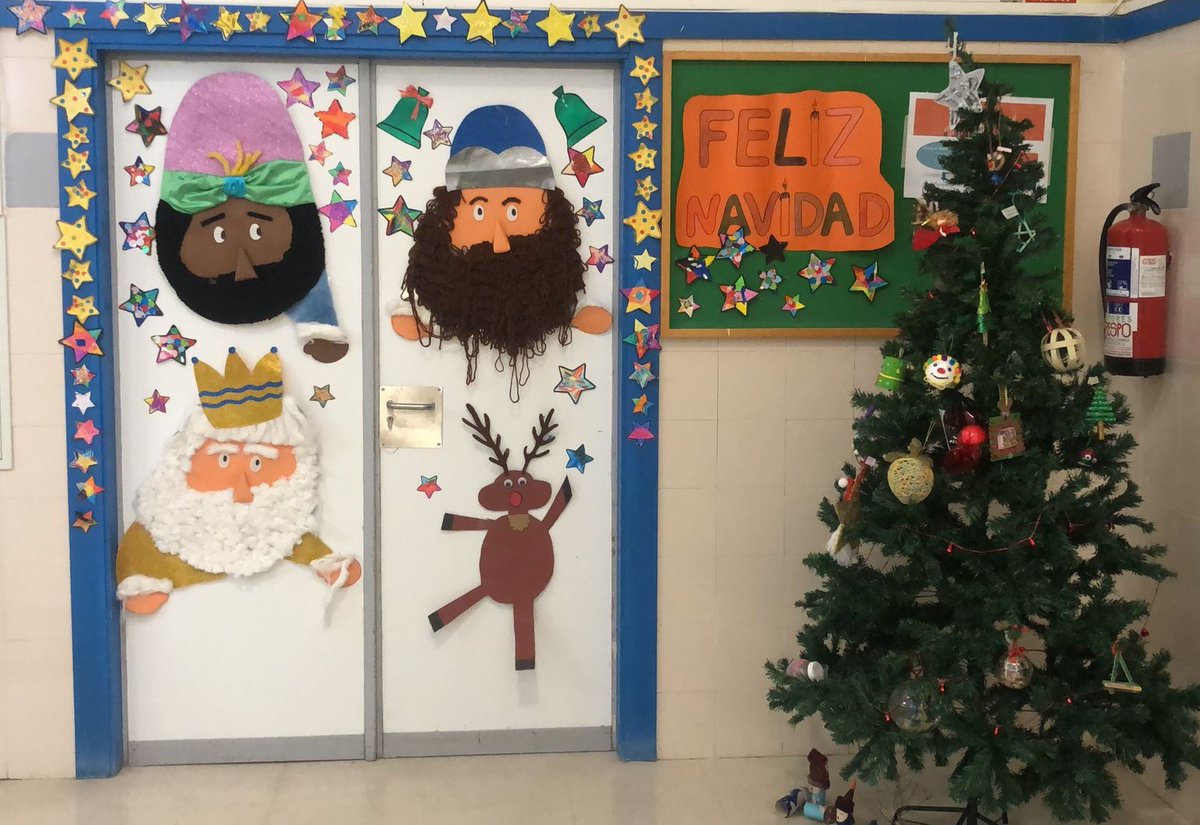 ColeNSVillar's tweet photo. Así de espectacular está la puerta de AMPA La Nava con su decoración navideña 🎄
Enhorabuena, artistas! 👏
#TradiciónNavideña #Navillar #CentrosEducacyl #micolemola #SoyDelVillar @FAPA_Valladolid https://t.co/PAm8MIgRFJ