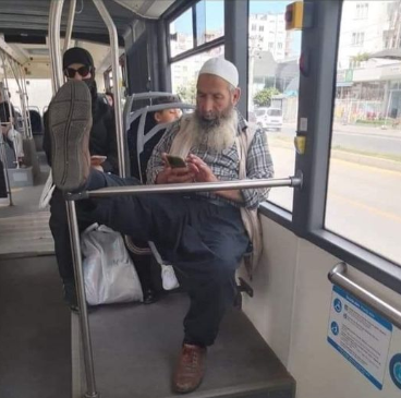 Bandral11's tweet photo. 50 yıl önce henüz renksiz tek kanal televizyon izlediğimiz yıllarda ''Tv izlemek günahtır''diyen tüm tarikatların günümüzde televizyon kanalları var....
Tv'leri günah olmaktan çıkaran ayet mi indi ?
Bu yalancılara sakın inanmayın.!
O yüzden;
#TarikatveCemaatlerKapatılsın