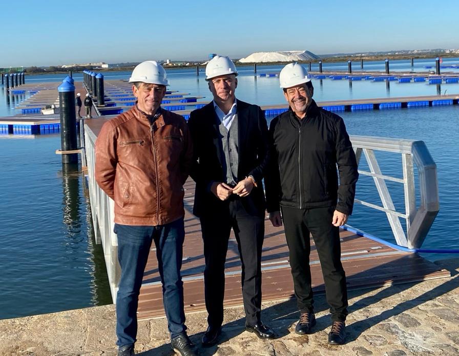DipuHU's tweet photo. Emiliano Cabot, presidente de @huelvaturismo, ha visitado Marina del Odiel, a fin de conocer las instalaciones y el estado de ejecución del proyecto así como para trabajar en formas de promoción turística con el sector náutico deportivo como bandera. https://t.co/baRYmbuKJC