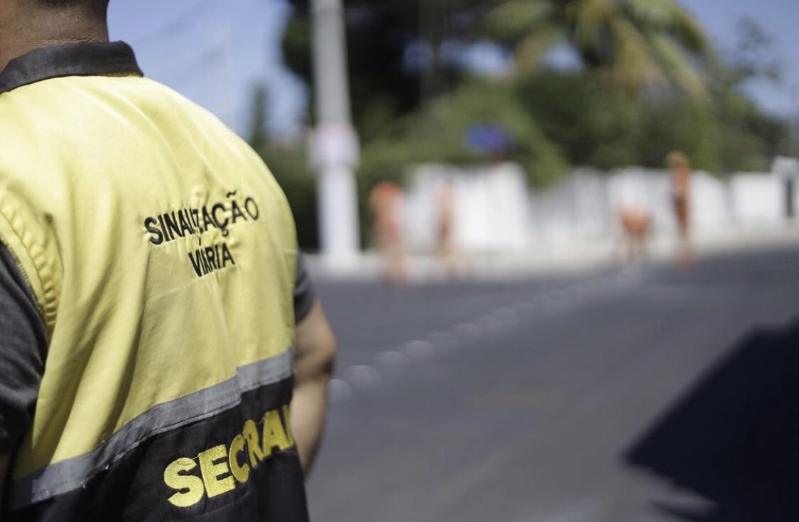 motoristasltda's tweet photo. 🛣️ Para que tenhamos um trânsito seguro, precisamos de vias sinalizadas. Em questão, equipes da #Sectran estiveram realizando a sinalização viária dos acessos ao estacionamento para o Natal Iluminado em Araçatiba. 

O Natal Iluminado mais belo do Rio de Janeiro, é aqui ⭐️🎄💛 https://t.co/cq0jMnI16A