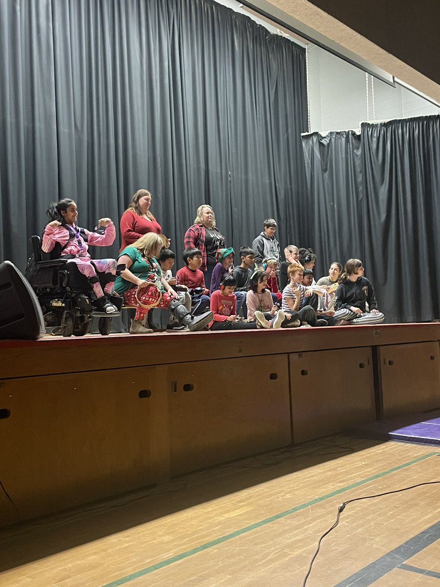 JamesStrathPS's tweet image. We are so proud of all our Strath performers in our Holiday Showcase. We loved having our community together again! #wearestrath