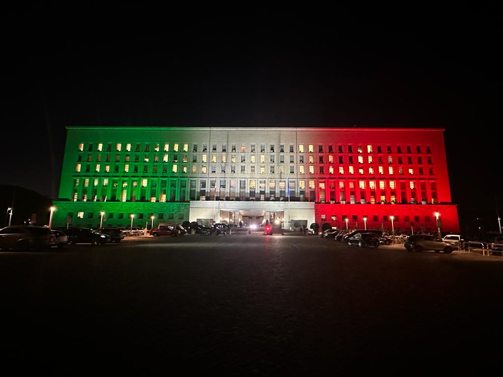 Grazie alle Ambasciatrici e agli Ambasciatori d'Italia nel mondo, a tutto il personale diplomatico, ai funzionari, ad ogni singolo dipendente della Farnesina. Ognuno di voi è una tessera di un grande mosaico che rappresenta la politica estera 🇮🇹. Orgoglioso di voi. Viva l'Italia!