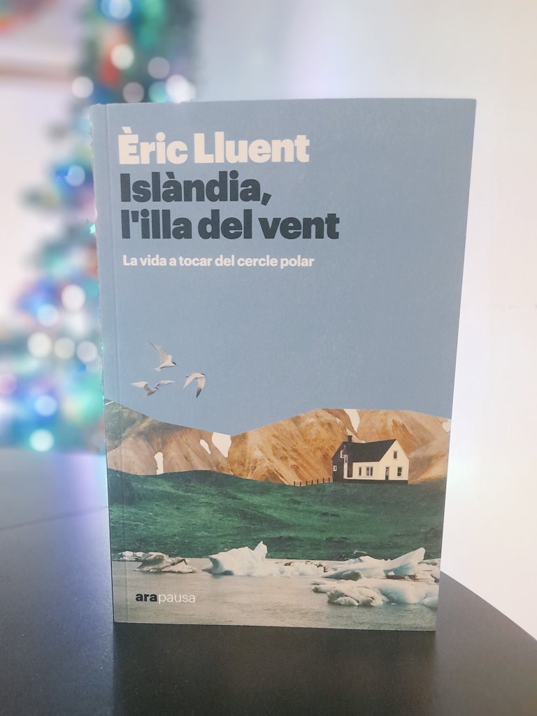 Islàndia, l'illa del vent (@arallibres) és una bona manera d'entendre com és la vida prop d'un volcà. De fet, hi ha un capítol dedicat a Grindavík i Reykjanes. SORTEIG: entre tots els que republiqueu aquest missatge, rifarem dos exemplars del llibre. Fins al 22/12 a mitjanit.