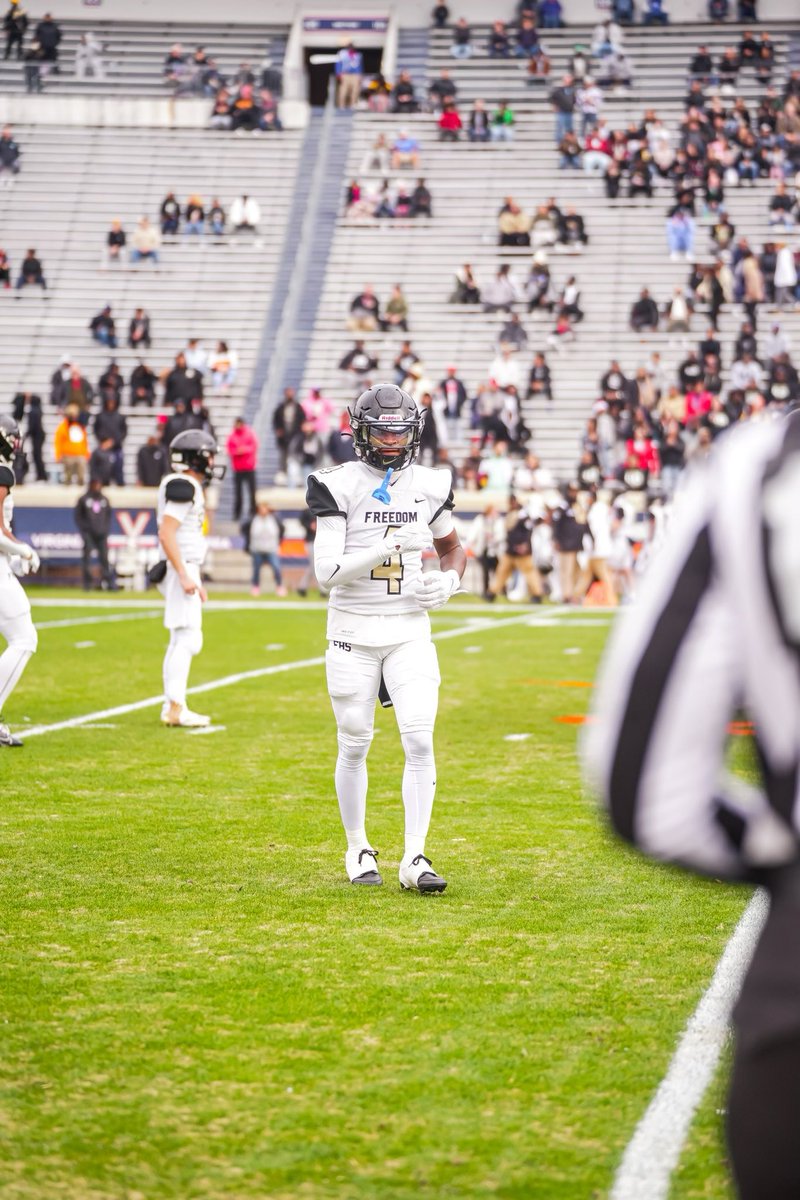 Senior Szn 👋🏾‼️
1st Team All-State (2x State Champ)
50 rec 
1,017 yds 
13 Tds 
5 int 25 tackles

hudl.com/v/2LyAMq