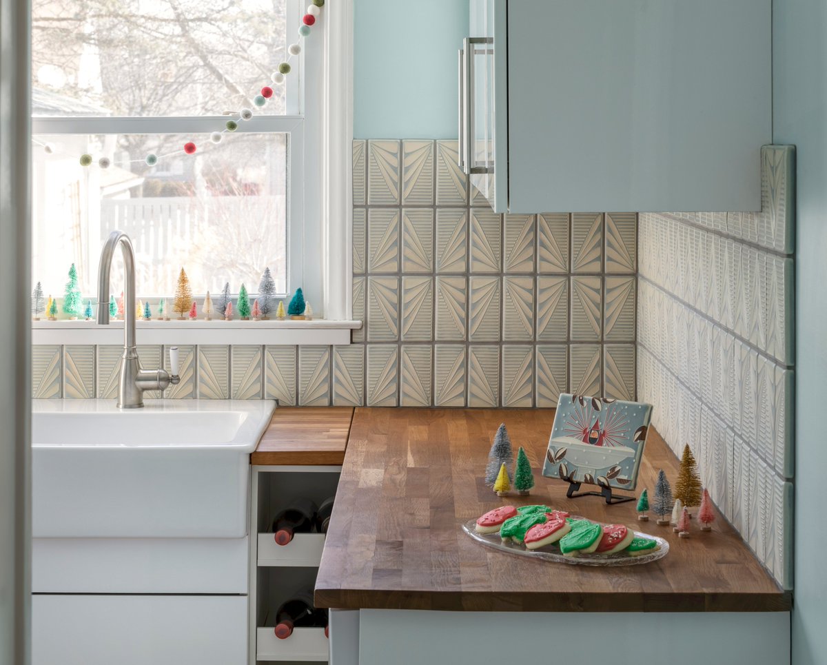 motawitileworks's tweet photo. Festive beauty from our Installation Design Department!
https://t.co/5KHRdApqPA
#motawi #motawitileworks #tilebackplash #kitchengoals #kitchentile #kitchenproject #beautifulkitchen #arttile https://t.co/RC3lyA277d