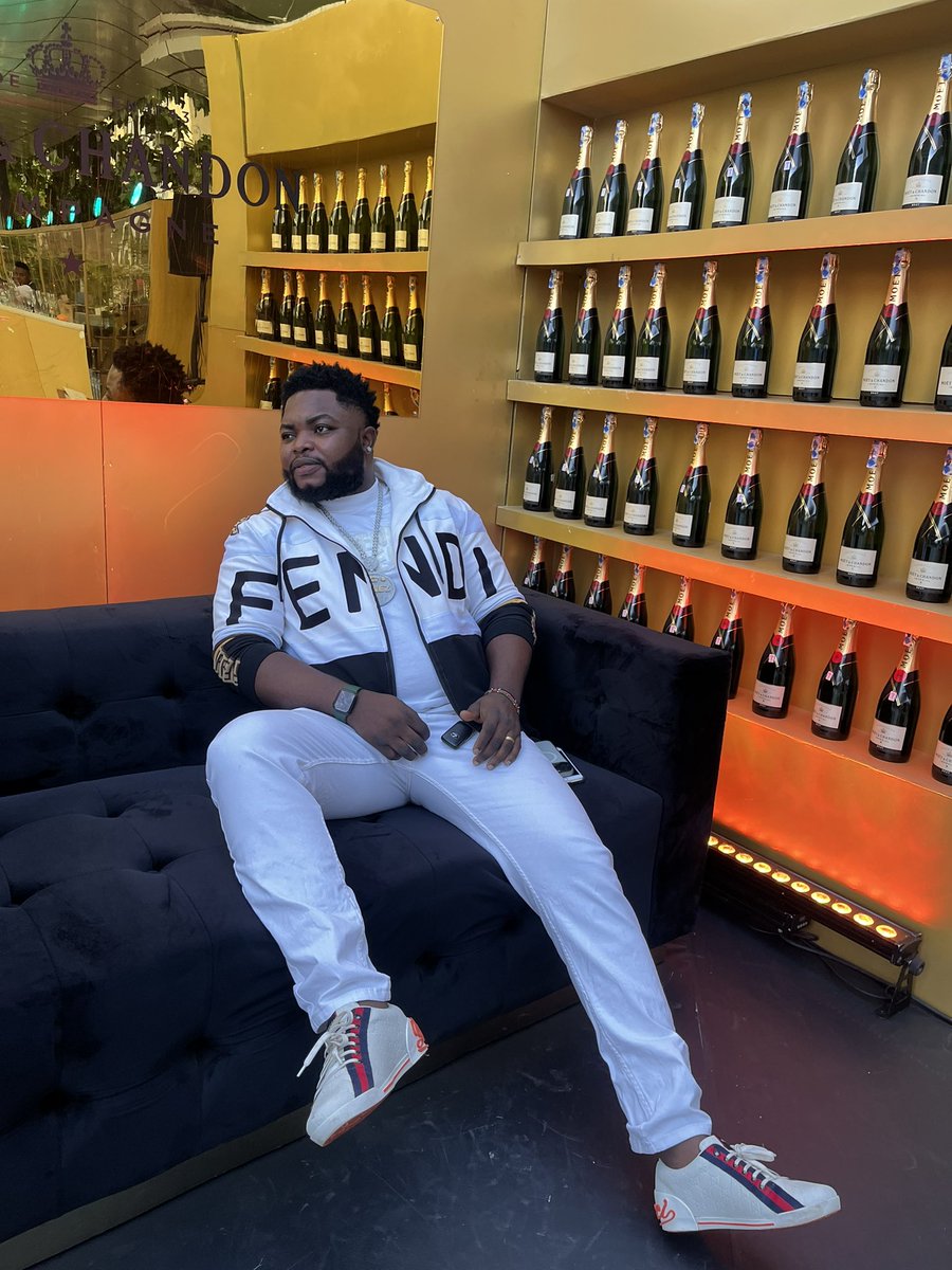 KayceeGomez5's tweet image. No bad vibes🍾 #toastwithmoet