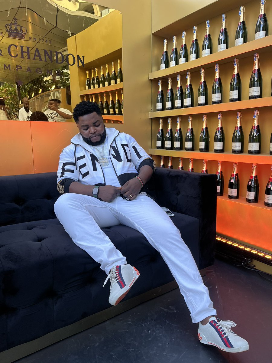 KayceeGomez5's tweet image. No bad vibes🍾 #toastwithmoet