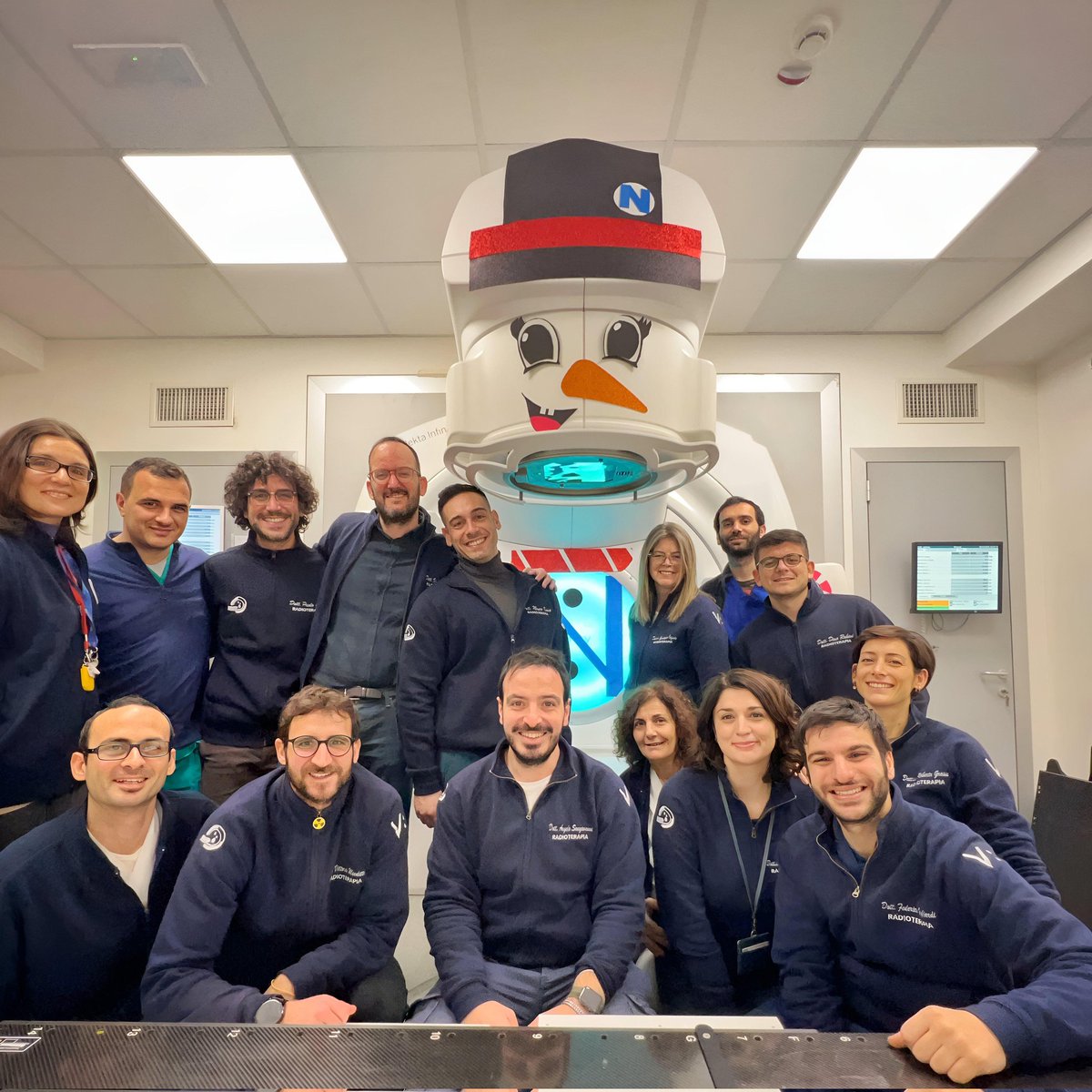 Spreading holiday cheer in the world of #radonc! 🎄 Proud of our small dream team gathered around the Linac, transformed into a #Snowball. Kudos to each one for making a difference! Our commitment remains, driven by the care we provide for our patients! @airo_young