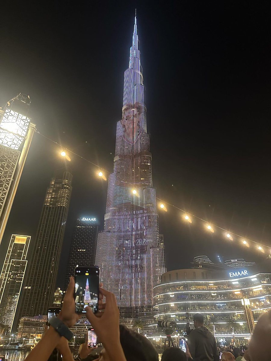 Beauty Of #BurjhKhalifa 😍

#DunkiTrailer On Burjh Khalifa 🔥