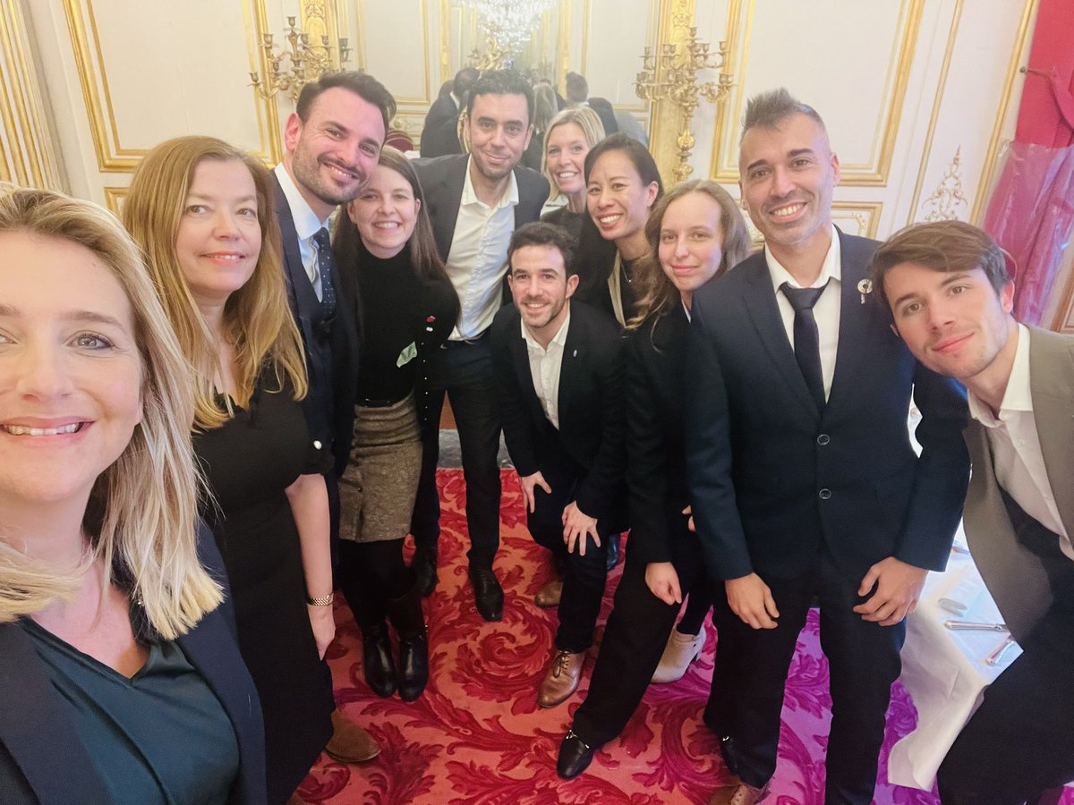 AlexndraBorchio's tweet photo. Ravie d’accueillir aujourd’hui au @Senat la @jce_cannes dans le cadre de #ParlemEntreprise.
L’ occasion de leur faire visiter le
Palais du Luxembourg et découvrir le travail parlementaire.
Des jeunes maralpins engagés pour répondre aux défis d’aujourd’hui et de demain ! https://t.co/MLhUrqaNG7