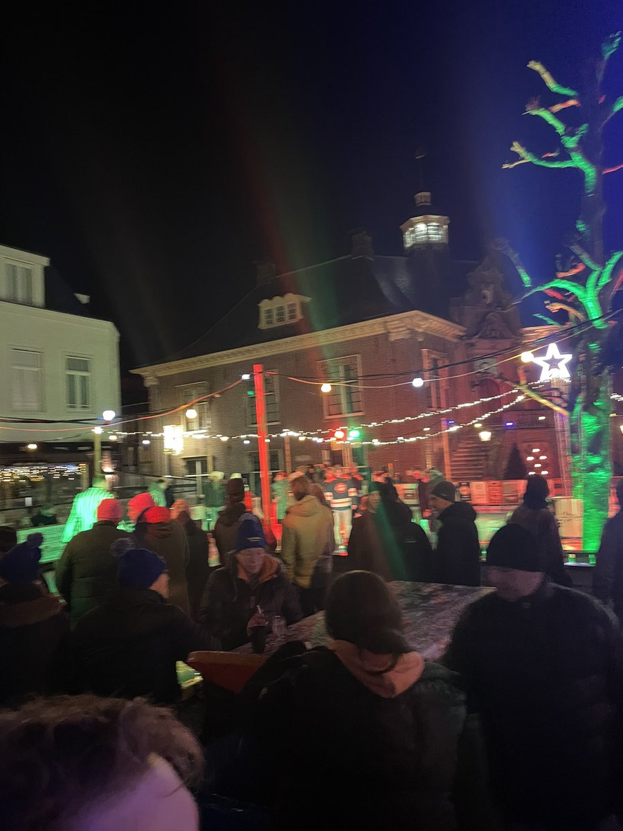 Bijzonder moment! Met burgemeester David Moolenburgh, en wethouders Martijn Hendriks en Gertjan Bluijs eerste actie bij het fluitketel-curlingtiernooi mogen verrichten… daarna fanatieke teams het ijs op. Mooie avond!