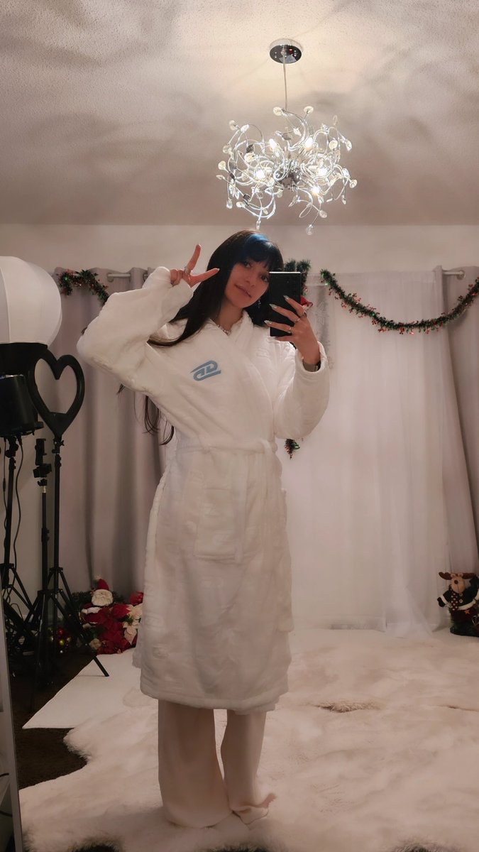 Received a Christmas gift from @gamersupps tysm 💕
They sent me this super comfy and warm bathrobe! It's going to be useful here in Canada in winter hehe https://t.co/eCbKdimFY9
