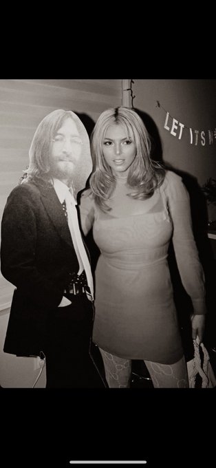 actual photo of my date &amp; i that was taken at a christmas party https://t.co/6GKKyiLPw3