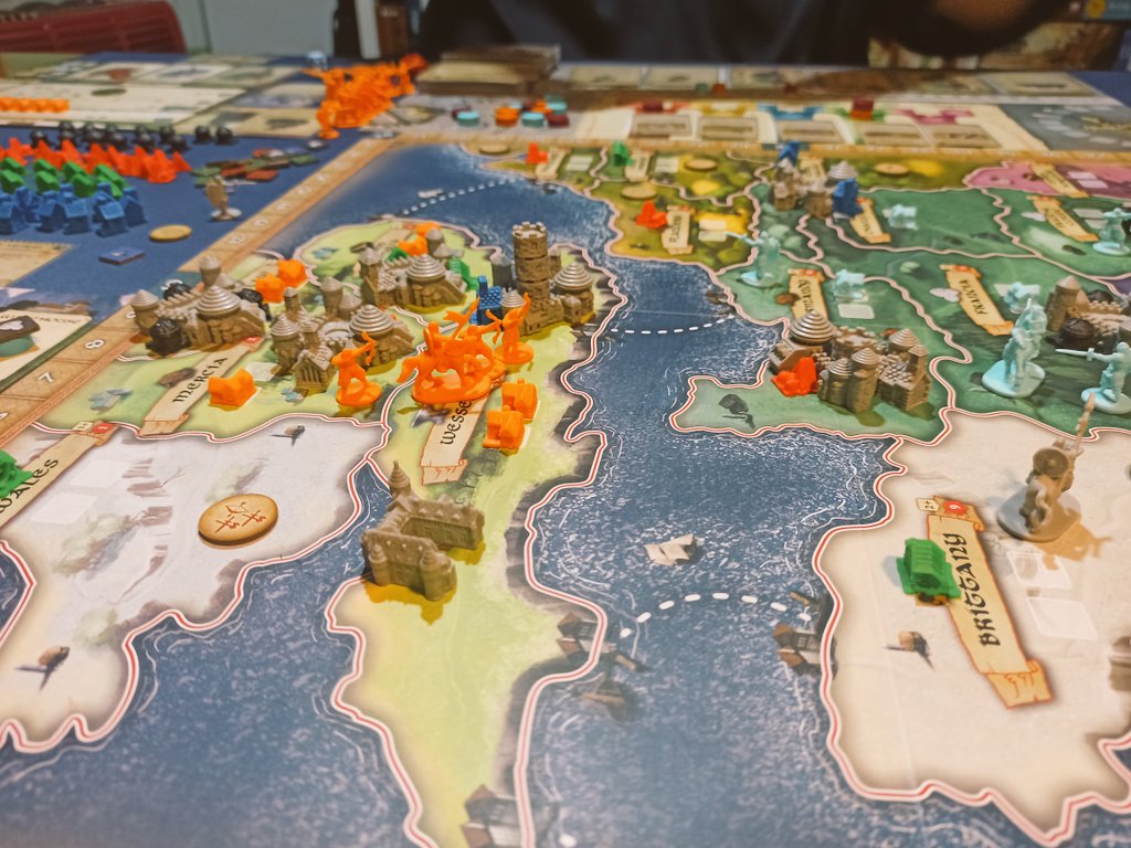 MenudaPieza's tweet image. Hacía mucho tiempo que no vibraba tanto con una primera partida. Estrenado hoy este #DarkAges #HeritageOfCharleMagne de @BoardAndDice. Juego el cual compre un poco con miedo pero que me ha encantado, primera partida a 3 jugadores, ventilada en 140 min.