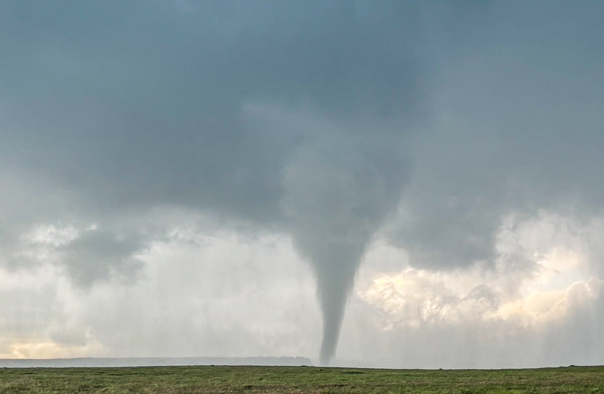 WxScholl's tweet image. #TornadoTuesday
My Top 4 Tornado Shots of 2023 In Order: 
 1: Spalding, NE 5-12-23 
2: Yuma, CO 8-8-23 
3: Gering, NE 6-23-23 
4: LaGrange, WY 6-23-23