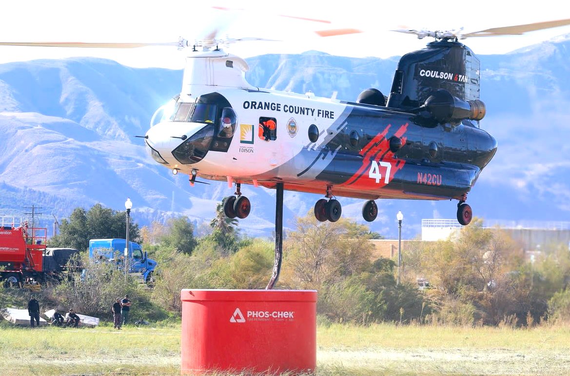 SOCAL_QRF's tweet image. Helitanker -47, one of three with the Quick Reaction Force program, pulls 3000 gallons of retardant in 90 seconds during the #Southfire, Dec 10th in Ventura County. Additionally, QRF responds with a Mobile Retardant Base provided by #PerimeterSolutions.
