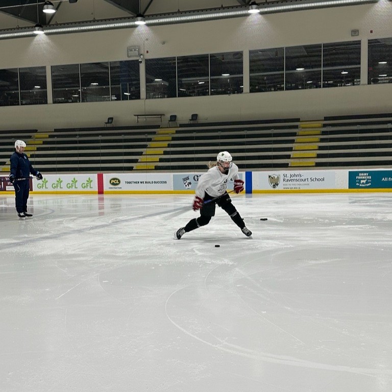 JHD coach <a href="/DCamWPG/">Dave Cameron</a> working 1-on-1 with Manitoba's very own Avery Pickering who was recently named to Team Canada's roster for the 2024 U18 Women's World Championship. 🍁🏒 

Good luck in Switzerland Avery! 👏