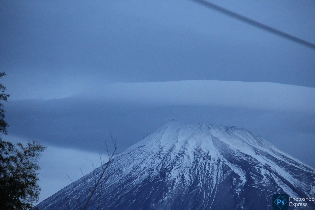 今朝の富士山
今はもう笠雲無くなっちゃった

で、今朝いきなりPhotoshopExpressさん右下に透かしを入れ始めたのよね
嫌なら有料版を使えってさ
