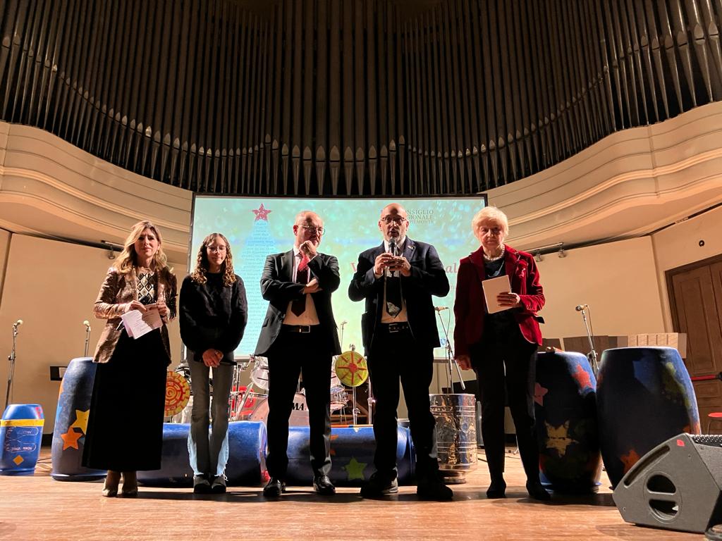 Per i saluti istituzionali sul palco del Varieta di Natale, il presidente <a href="/StefanoAllasia/">Stefano Allasia ن</a> vogliamo regalare ai piemontesi una serata di tradizioni e di ricordi grazie all'omaggio a #GipoFarassino a 10 anni dalla morte.