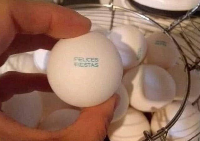 ¡Felices fiestas! Les desean mis huevos.
