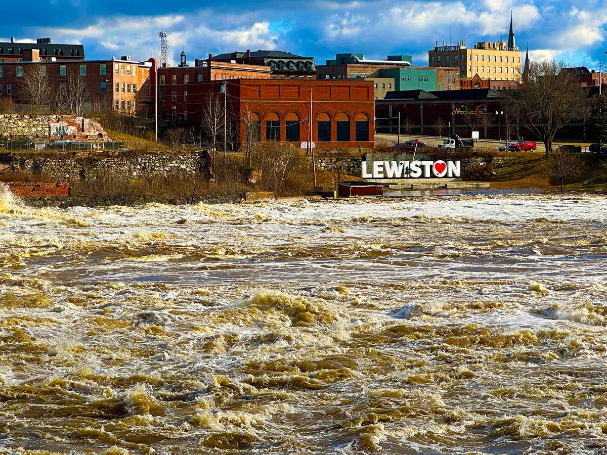 I went to the post office closest to home at about 11 a.m. today and there wasn't a single available parking spot! youtu.be/HMh7POqq_mw I went to the Great Falls post office instead. I could see the Falls from the post office so I walked over and took this video.