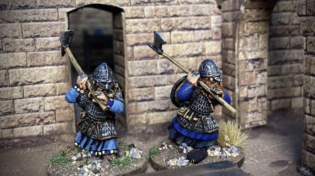 Durinn’s Folk: Dwarves by Ragnarok Miniatures. Absolutely loved painted these chaps sculpted by Colin Patten! Blog article and many more photos here: mogsymakes.net/2023/12/19/dur…      #grippingbeast #ragnarokminiatures #28mmwargaming #28mmminiatures #middleearth #mogsymakes