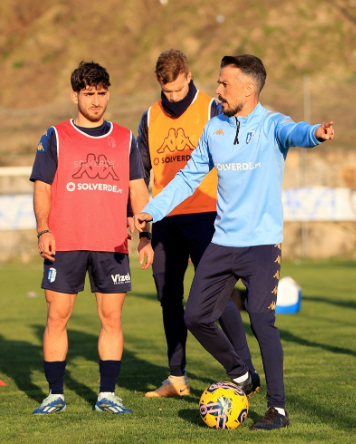 “Quiero agradecer la forma como fui recibido en FC Vizela. Llego con mucha voluntad de ayudar. Trabajaremos duro para que nuestra forma de presentarnos enorgullezca a la afición”

Rubén De la Barrera
(Cara de piedra)