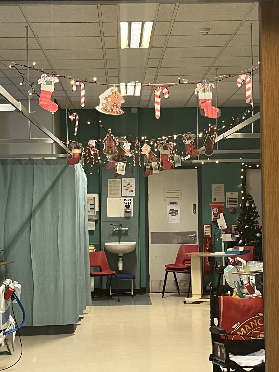 Santa visited @StockportNHS today with mince pies and other goodies to some of our inpatient areas 🎄#greatpatientexperience 🎄@helshow1 @NicolaFirth6 @hood_mamoona @AndrewLoughney @BromleyAmanda @SueACarroll @warnetony @lee_woolfe @_Bex76 🎄🎄🎄🎄🎄🎄🎄🎄🎄🎄🎄