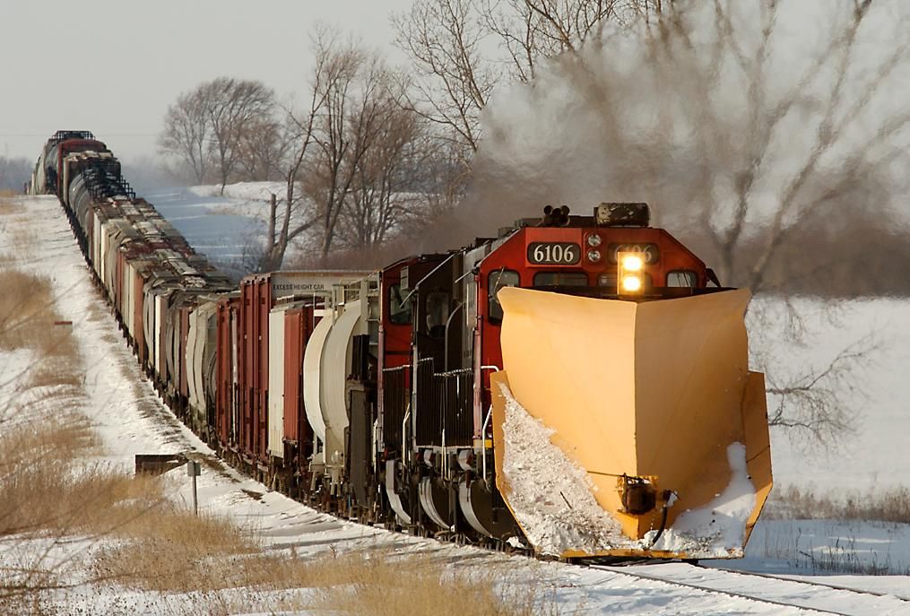 Aux #USA (#Iowa) les voies ferrées avancent droit en n'épousant pas les courbes de niveau ... et le chasse-neige massif est chargé d'éliminer les congères. Ici, non loin de la localité de #Jesup.
Photo de Richard Scott Marsh par Railpictures.net