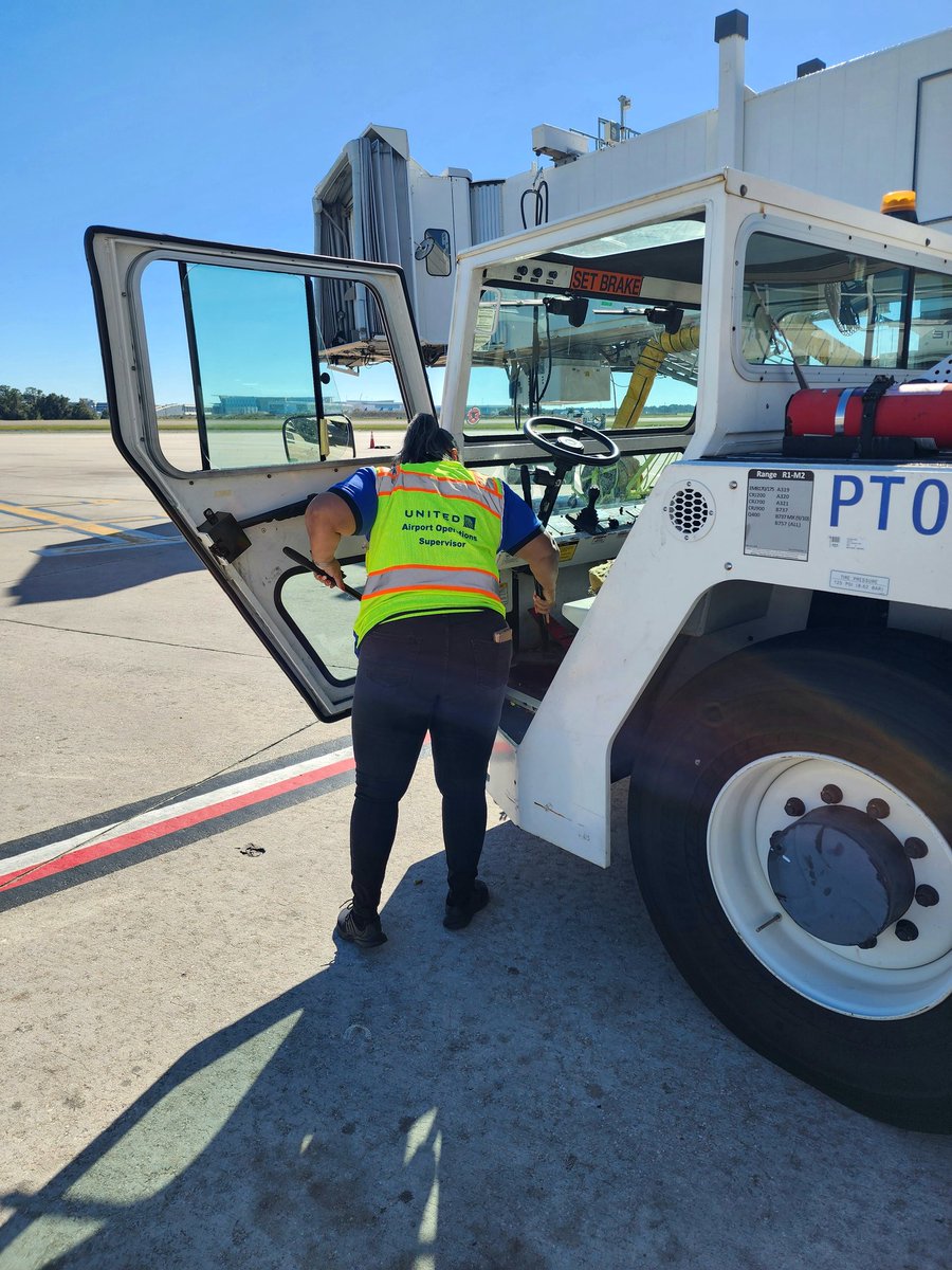 #MCOFinest & Ascend trainee Olga Camacho Sosa assisting me with a GSE clean up & FOD walk. Keep @united equipment clean as well as your work place. Happy job, happy life 😆 @AOSafetyUAL @SteveTanzella @med70258466 @jeremyf73186955 @weareunited @AO_Performance