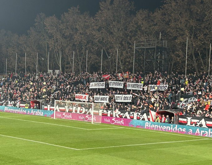 ‼️✋🏽Pancartas en el fondo de Vallecas

🗣️ ‘La ansiedad es epidemia en nuestros barrios. Habla. Aquí nadie está solo’

📸 <a href="/alberpsierra/">Alberto P. Sierra</a>