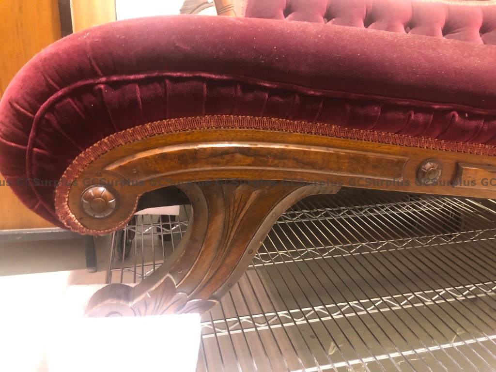 Lounge like a #Bridgerton on the velvet cushions of this 19th-century chaise longue! It’s only available on #GCSurplus for a limited time. Check it out now to place your bid and bring out your inner Lady Danbury ➡️ gcsurplus.ca/mn-eng.cfm?snc…