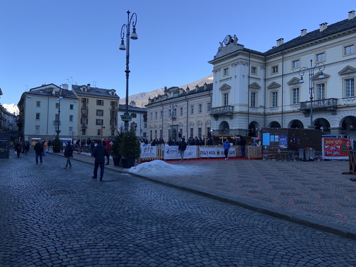 Liudmila's tweet image. Guys have fun in the morning when the streets of Aosta are still almost empty😁 #skates #game #WinterWonderland