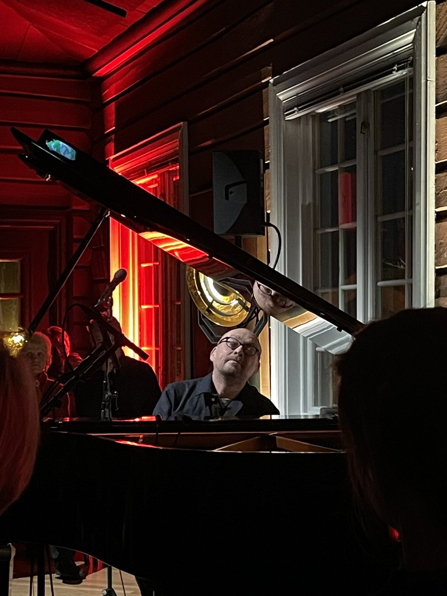 Hvis du har mulighet til å få med deg @BuggeWesseltoft spille «It’s Snowing on My Piano» bør du strekke deg langt for å få det til. HELT MAGISK. Albumet har vært en fast referanse i 26 år, men konserten i kveld overgikk alle forventninger. Takk. #grefsenkollen