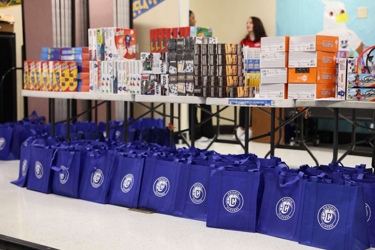 Students got into the holiday spirit with a slam dunk surprise! 🏀 Huge shoutout to the <a href="/OntClippers/">Ontario Clippers</a> for spreading joy at Corona Elementary in the Ontario-Montclair School District. All of the 400 students scored big with gift bags filled with LA Clipper toys and presents.