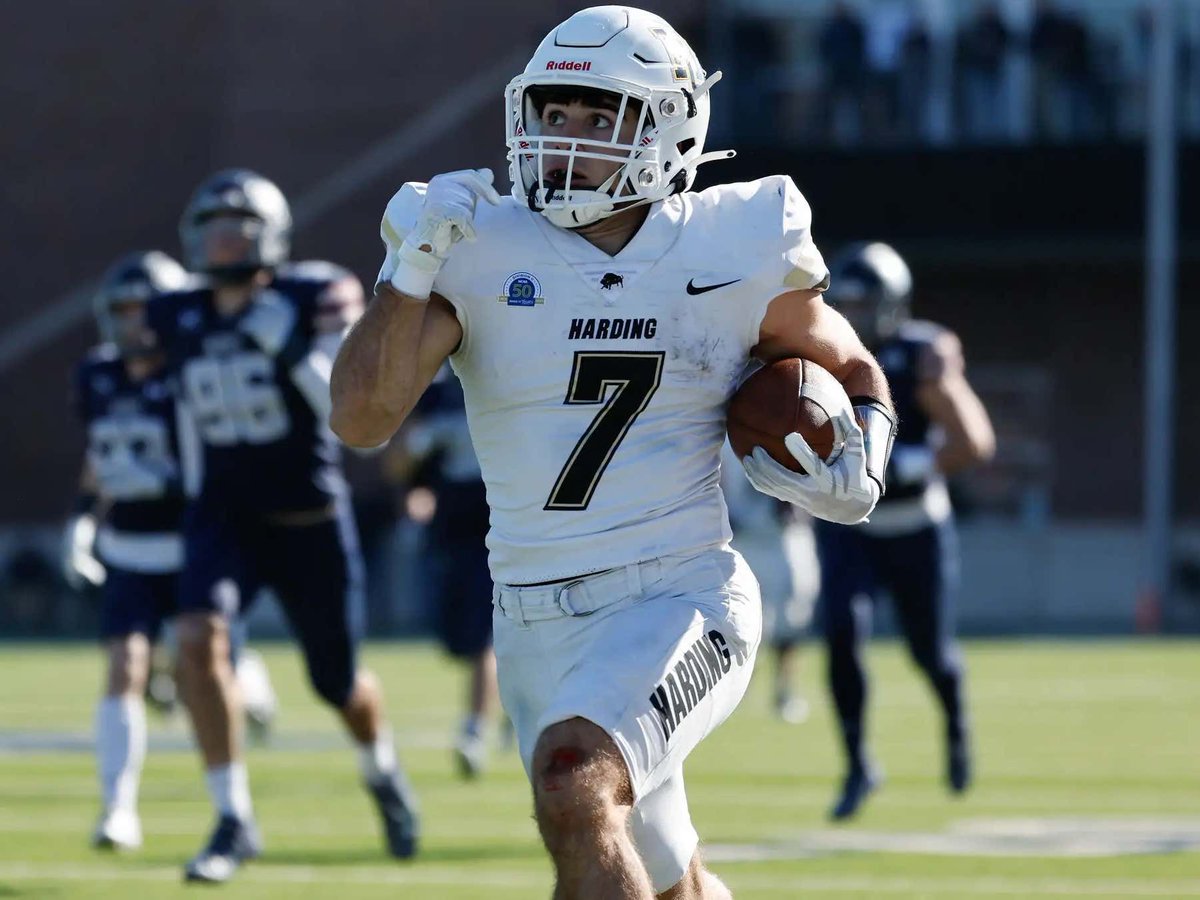 The Harding Bisons Went Undefeated and Won the D-II National Championship While Completing Just 26 Passes All Season barstoolsports.com/blog/3497607/t…