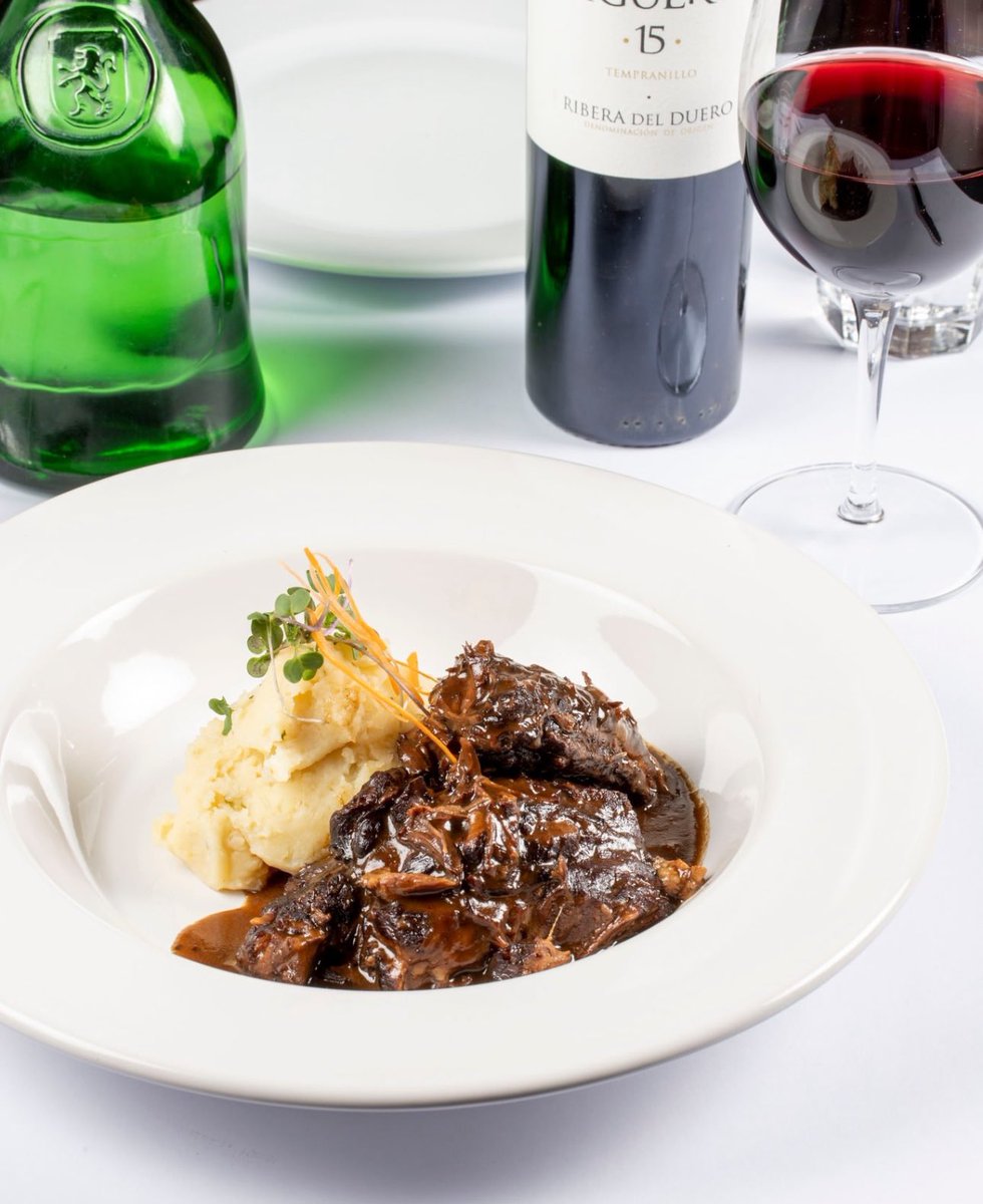 rojobistrot's tweet photo. Disfruta de este delicioso manjar, Costilla de Res al Tempranillo braseada muy lentamente al Vino Tinto con Puré de Papa, en #RojoBistrot o haz tu pedido para tu cena navideña en casa. 

¡Haz tu pedido!

Reservaciones:
☎️ +(55) 5211 3705
☎️ +(55) 5211 3834
🗓️ @OpenTable https://t.co/QzogOmgUUr