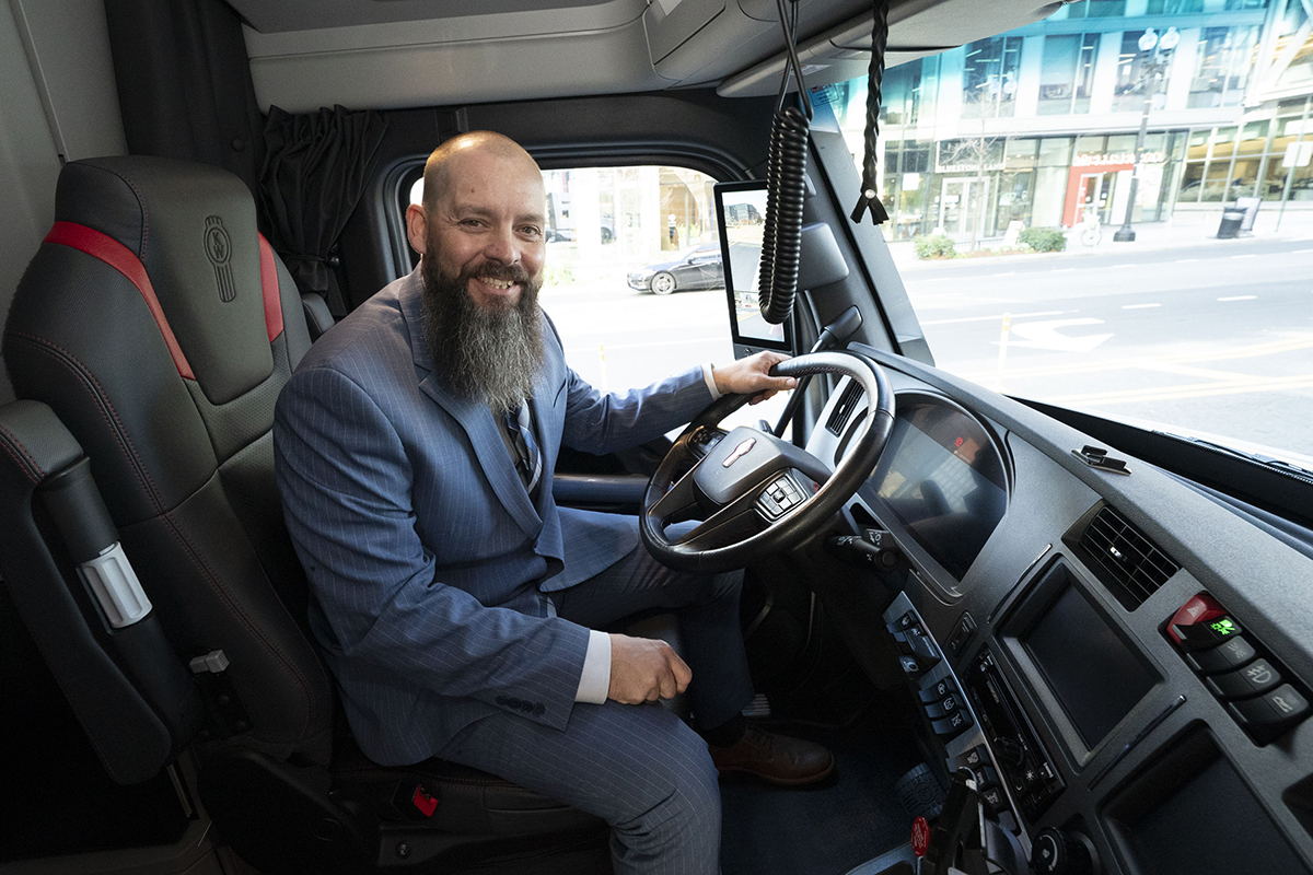 KenworthTruckCo's tweet photo. Congratulations to Army veteran Brandon Meredith who received the “Transition Trucking: Driving for Excellence” award, a Kenworth T680 Signature Edition! Read more: https://t.co/Soqtlbo5YD
#Kenworth #T680Signature #Kenworth100 #HiringOurHeroes https://t.co/CIMvIgti9S