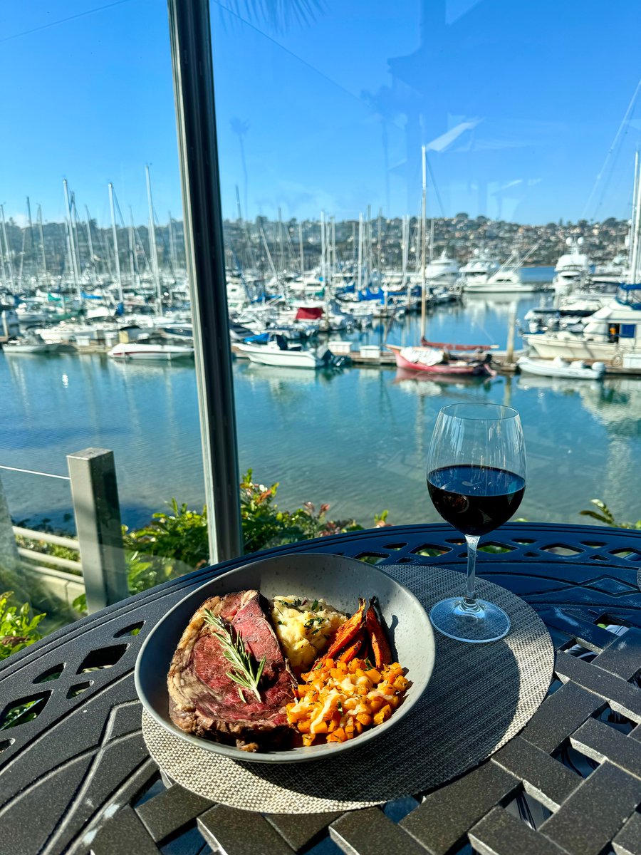 BlueWaveIP's tweet image. Make your holiday special with us at Blue Wave for Christmas Dinner!
 
Enjoy a delicious 3-course dinner with stunning waterfront views and elevate your experience with perfectly paired wines and holiday-themed cocktails!  islandpalms.com/dining?utm_con…