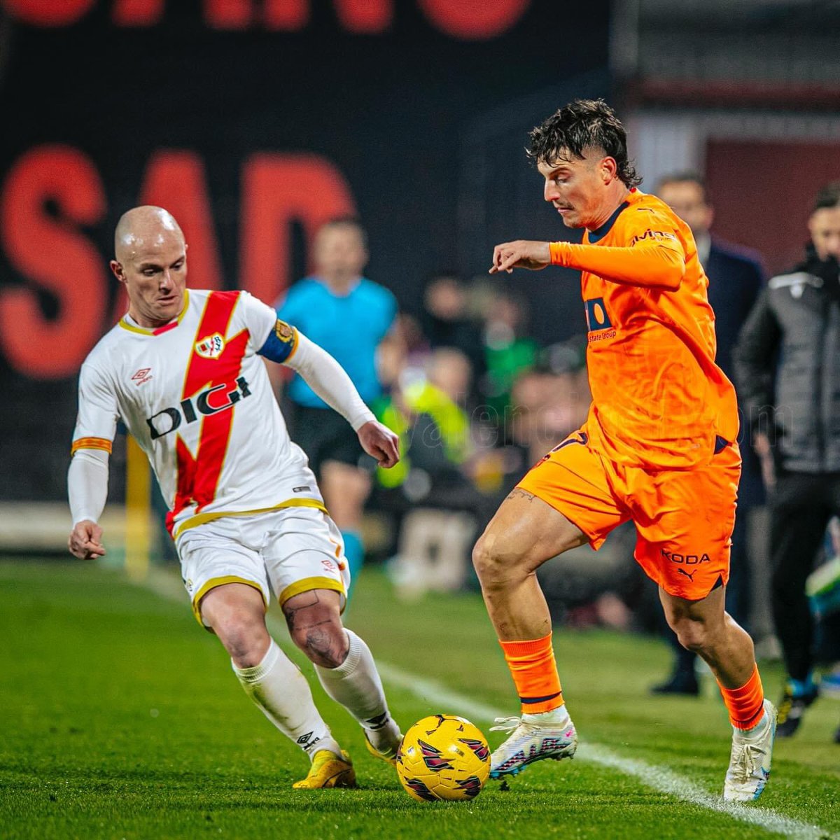 Que ganas tenía de dedicaros el primero… Mamá y Abuelito. Que fiesta tendréis montada ahí arriba🧡 3 puntos importantísimos equipo!!! Vamos a seguir luchando juntos. Amunt @valenciacf sempre!!!!