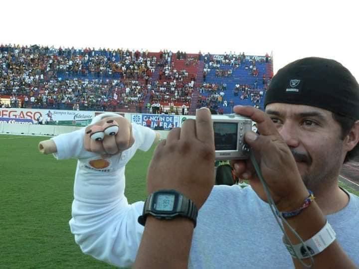Primero me doy cuenta que Santa no existe y ahora resulta que el Compayito es la mano de un wey